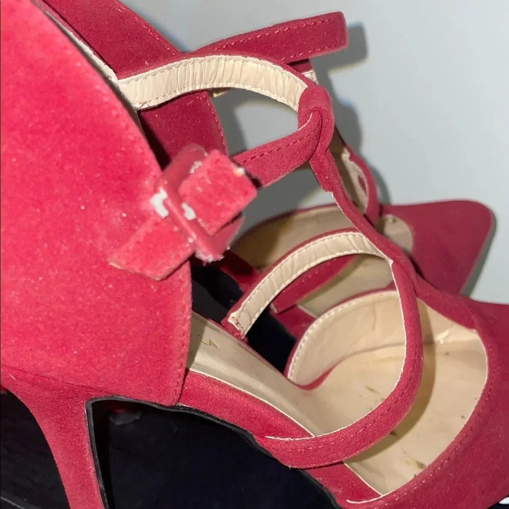 Red High Heeled Pumps with T-Strap Design and Pointed Toe (8) - Picture 6 of 11